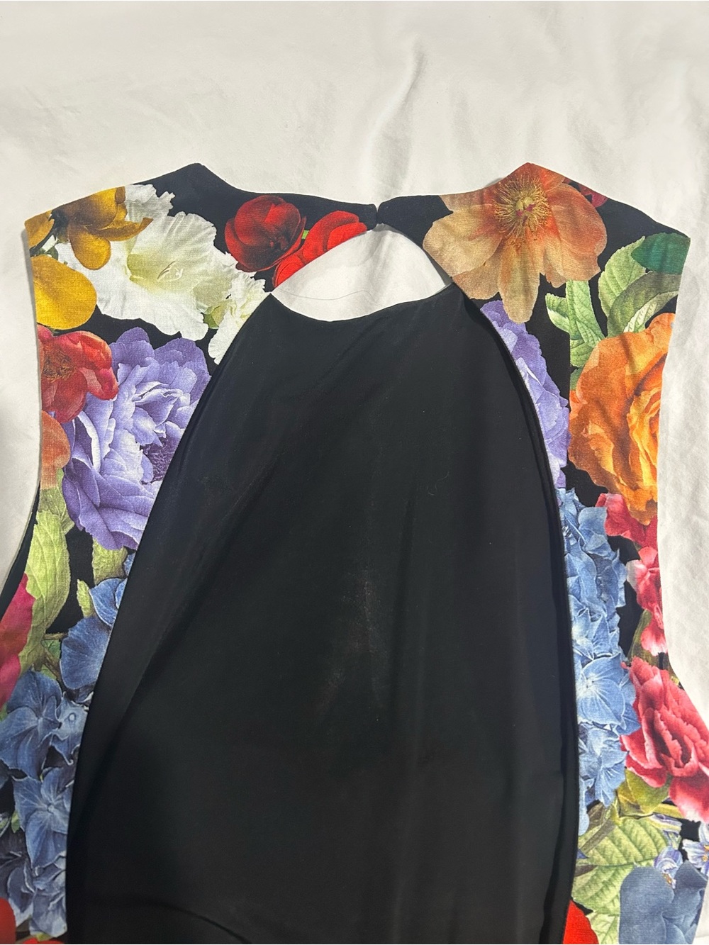 Alice + Olivia Delora Maxi Dress with open back. - Picture 4 of 9